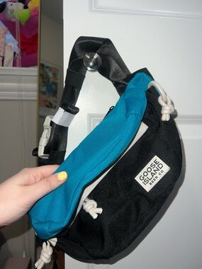 Goose Island Two-Tone Black & Teal Sling Bag